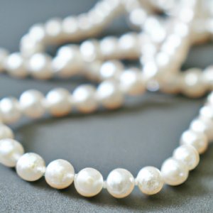 Der Unterschied zwischen natürlichen und künstlichen Perlenketten für Herren