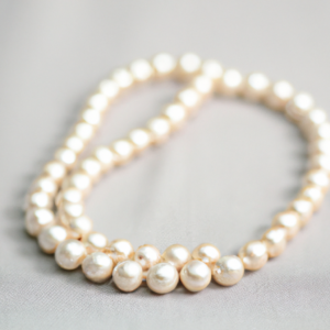 Warum eine Perlenkette für Herren ein zeitloses Geschenk ist
