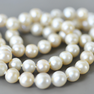 Wie man Perlenketten für Herren richtig aufbewahrt