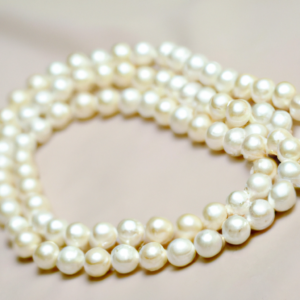 Wie man eine Perlenkette für Herren am besten trägt
